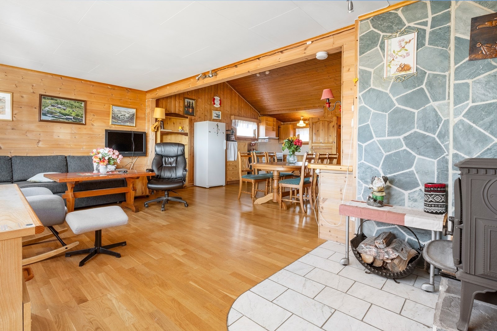 Etasjen består av vindfang, stue/kjøkken, soverom, soverom m/ toalettrom, mellomgang, gang, bad/vaskerom, toalettrom og bod. Galleribilde