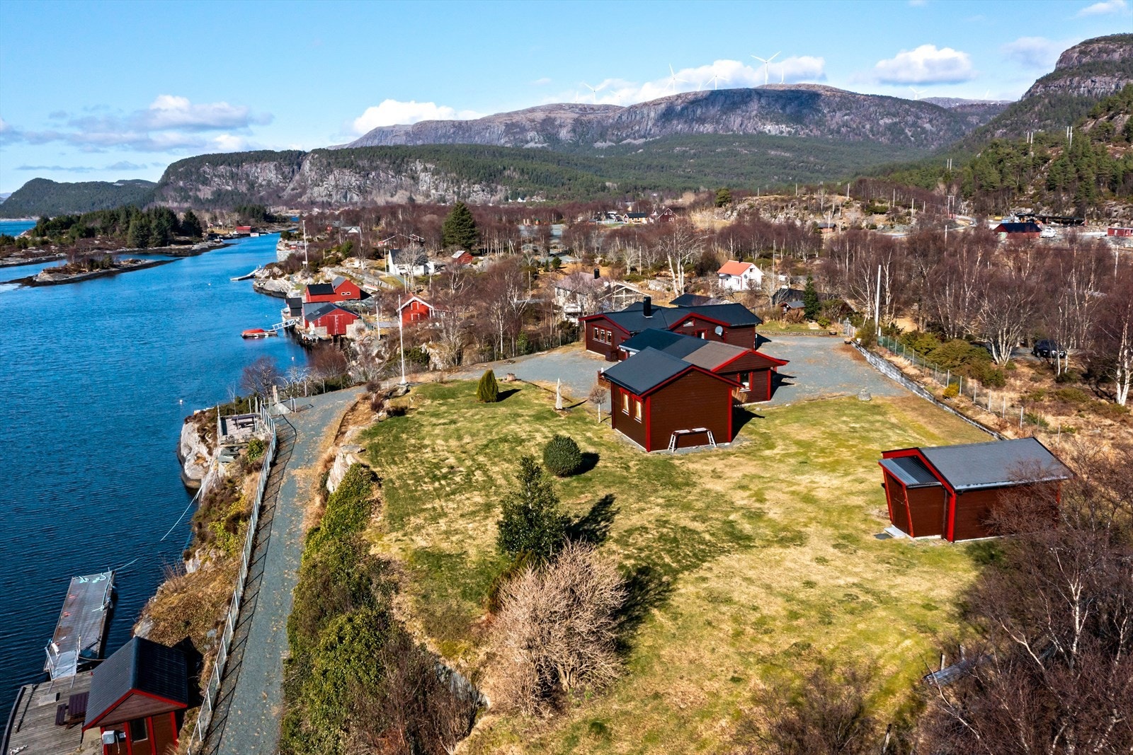 Eiendommen ligger ca.10 minutter fra Florø med rutebåt eller privat båt. Med bil tar det ca. 1 1/2 times kjøretur. Galleribilde