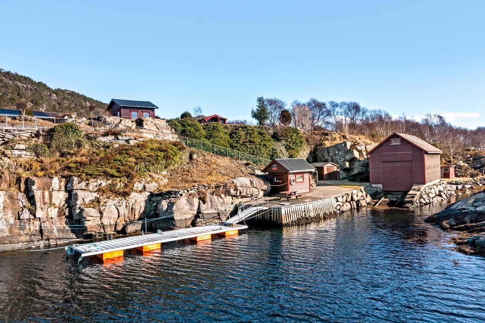Ved kaien har du bl.a egen fiskebod med innlagt vann og strøm, samt en mindre uisolert bod Galleribilde