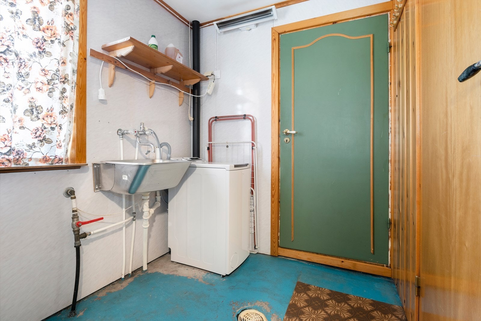 Vaskerom er utstyrt med dusjrom, 2 stk sluker i gulv, tilkoblingsmulighet for vaskemaskin, stålvask. I vaskerom er det også tilkomst til toalettrom. Galleribilde