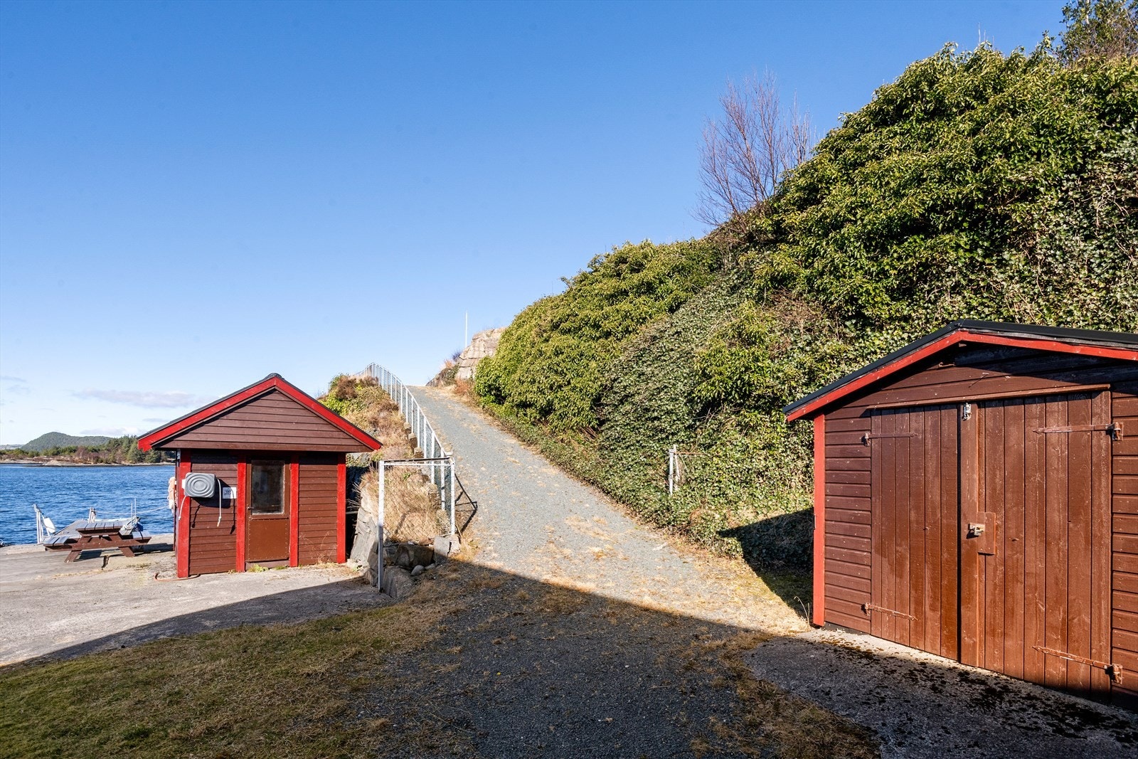 Kai & flytebrygge: Antatt lengde 12 meter lengde og 3-4 m dybde (ikke oppmålt) Galleribilde