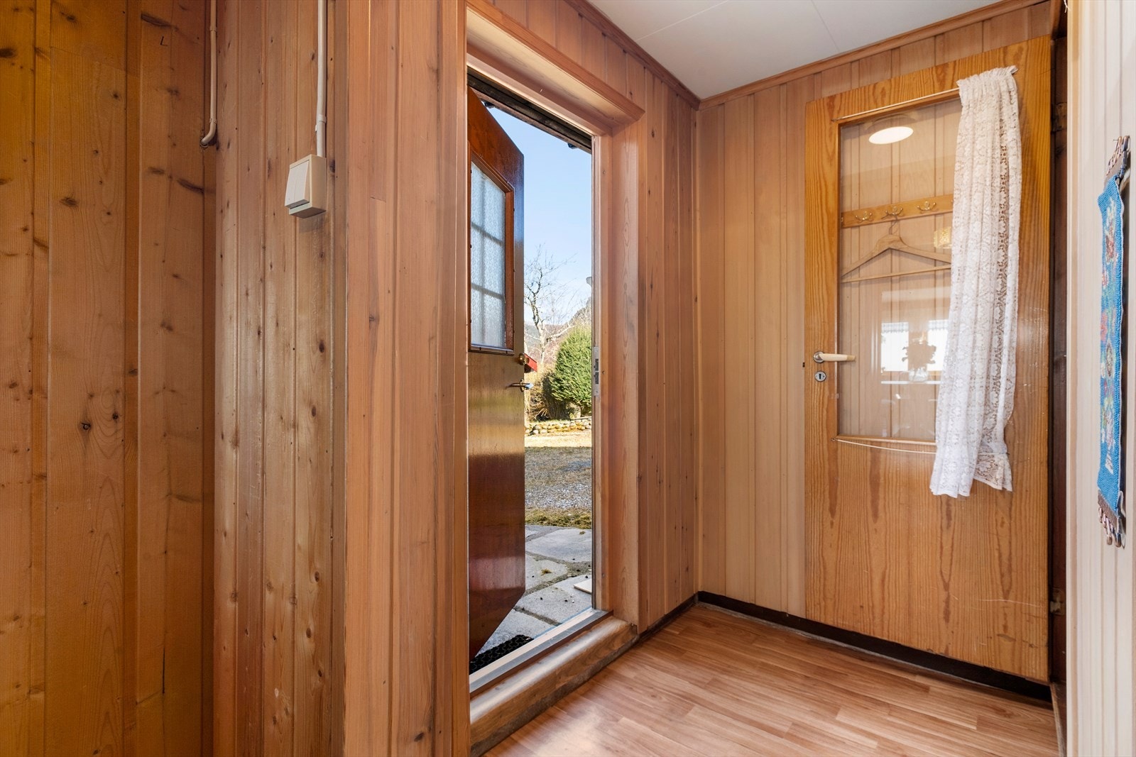 Boligen har utvendig tilkomst i fra nord i tilbygget og i fra sør til stue Galleribilde