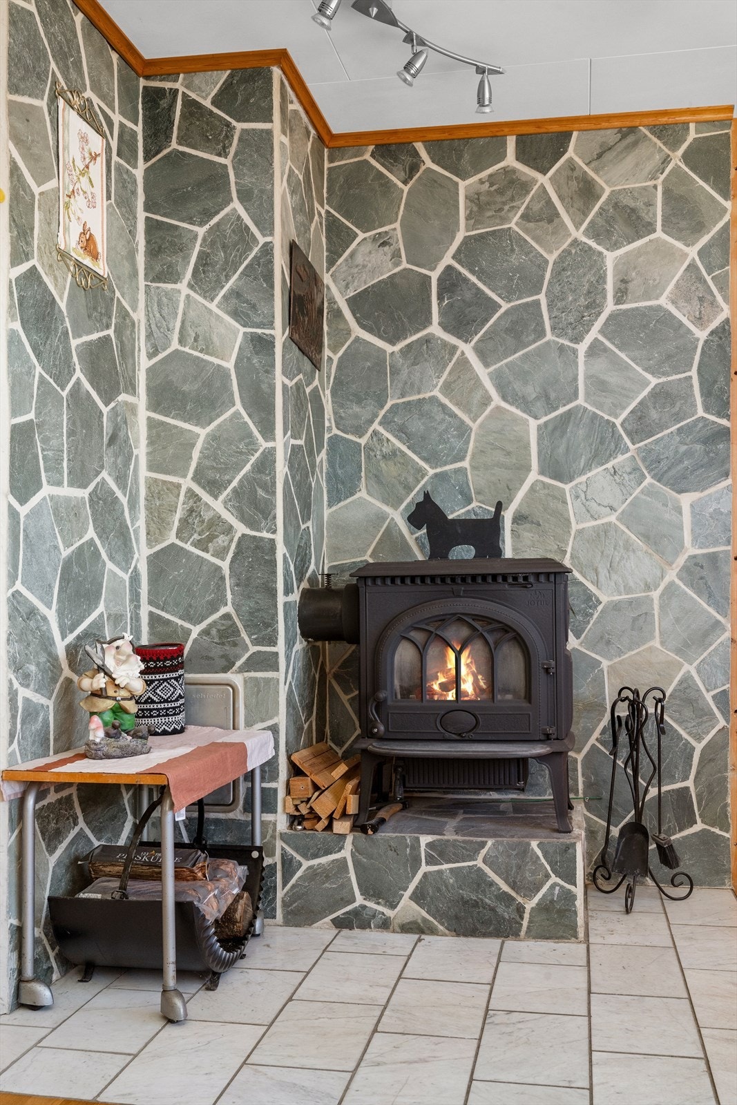 Til oppvarming er det varmepumpe og rentbrennende vedovn (ny 2017) i stue. Galleribilde