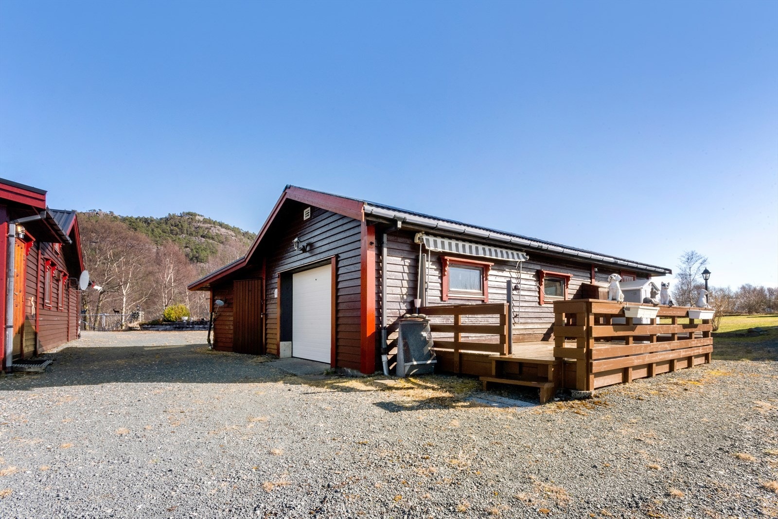 Det er innlagt strøm og stikkontakter, samt manuell portåpner. Galleribilde