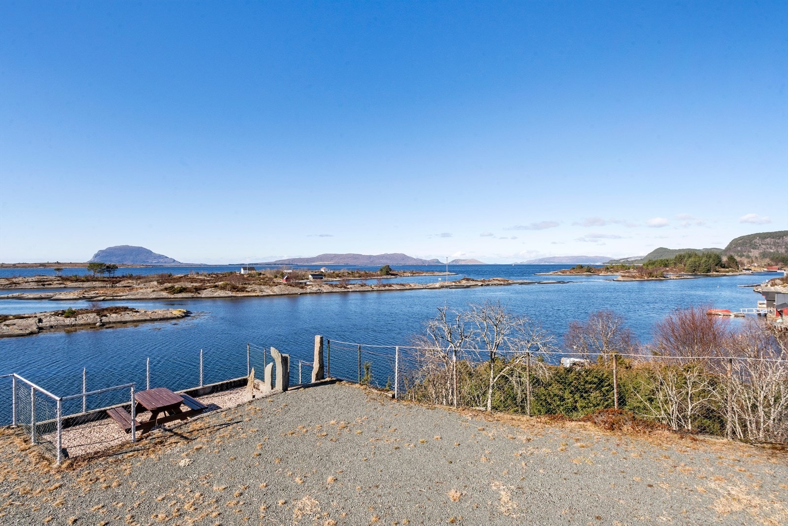 Like ved kjørevei til kaiområdet er det opparbeidet en flott utsiktsplass. Galleribilde