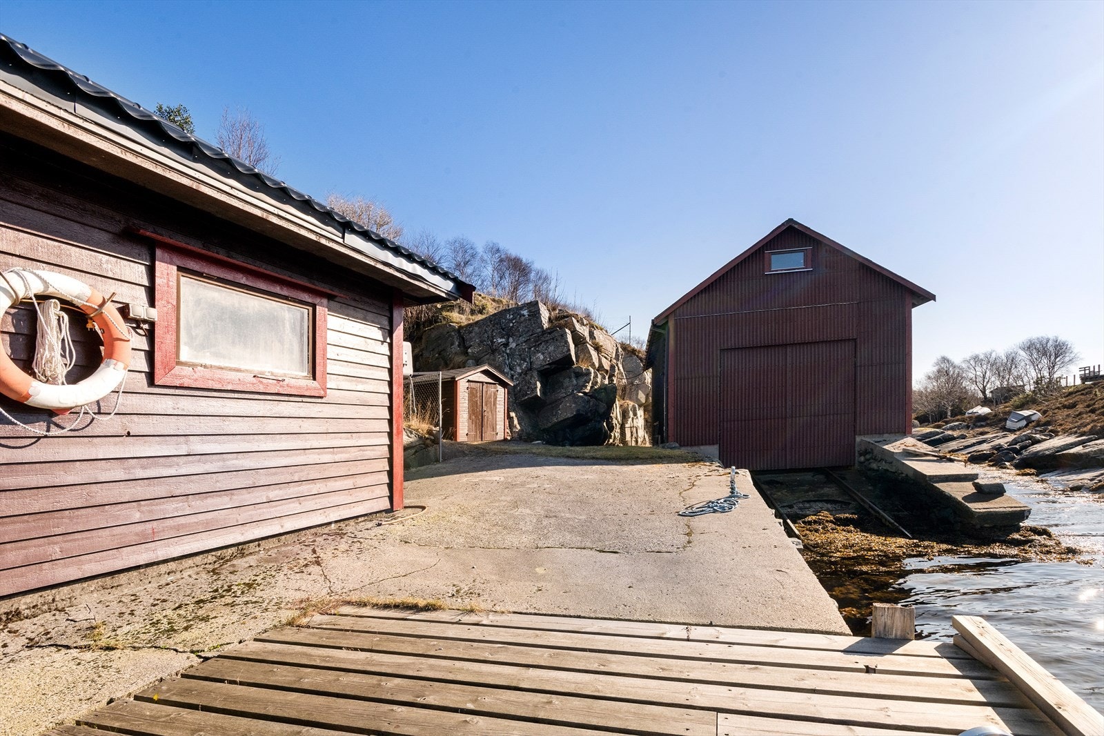 Det er trekt vannledning fra pumpehuset ned til kaiområdet, slik at en har anledning til rengjøring av båt etter bruk o.l Galleribilde