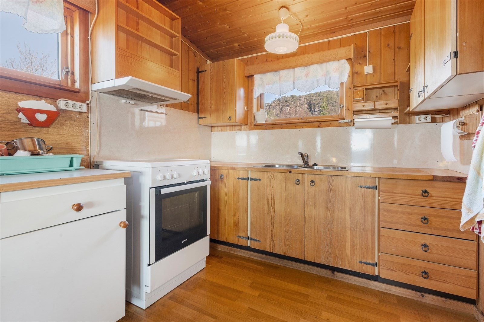 Boligen har kjøkkeninnredning fra 1995 bestående av furuinnredning og laminat benkeplate. Kjøkken er utstyrt med frittstående komfyr og kjøleskap, samt vegghengt ventilator. Galleribilde