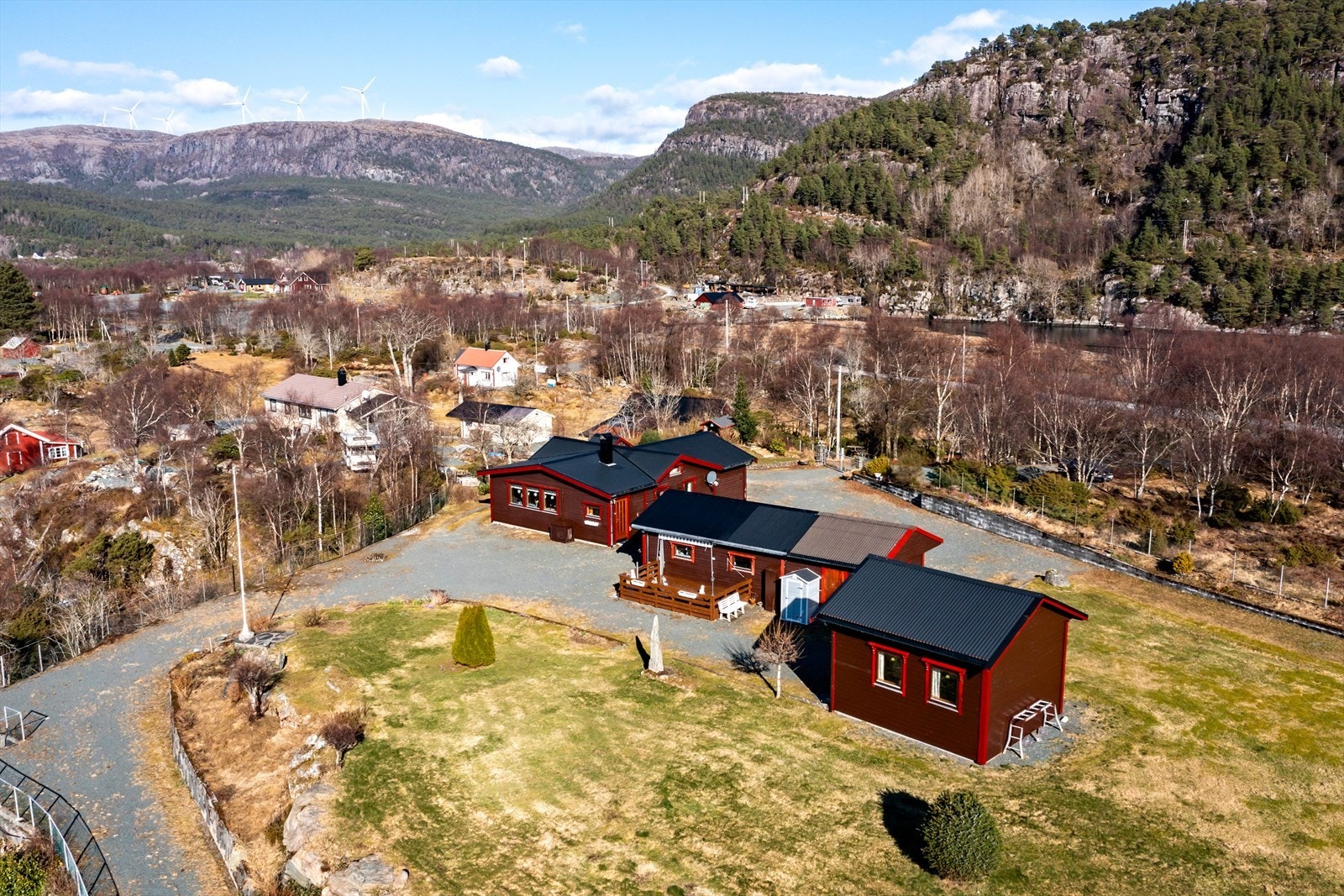Eiendommen er bebygd med helårsbolig og flere redskapshus, samt naust, kai og flytebrygge Galleribilde