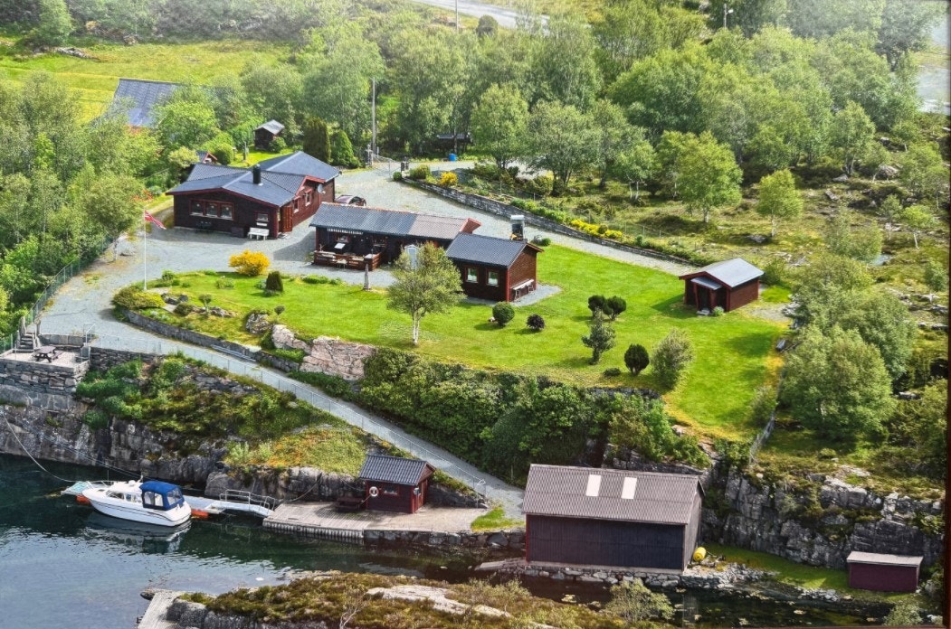 Velkommen til Frøysjøvegen 4305 - En unik eiendom med flott beliggenhet ved sjøen og flere bebyggelser Galleribilde