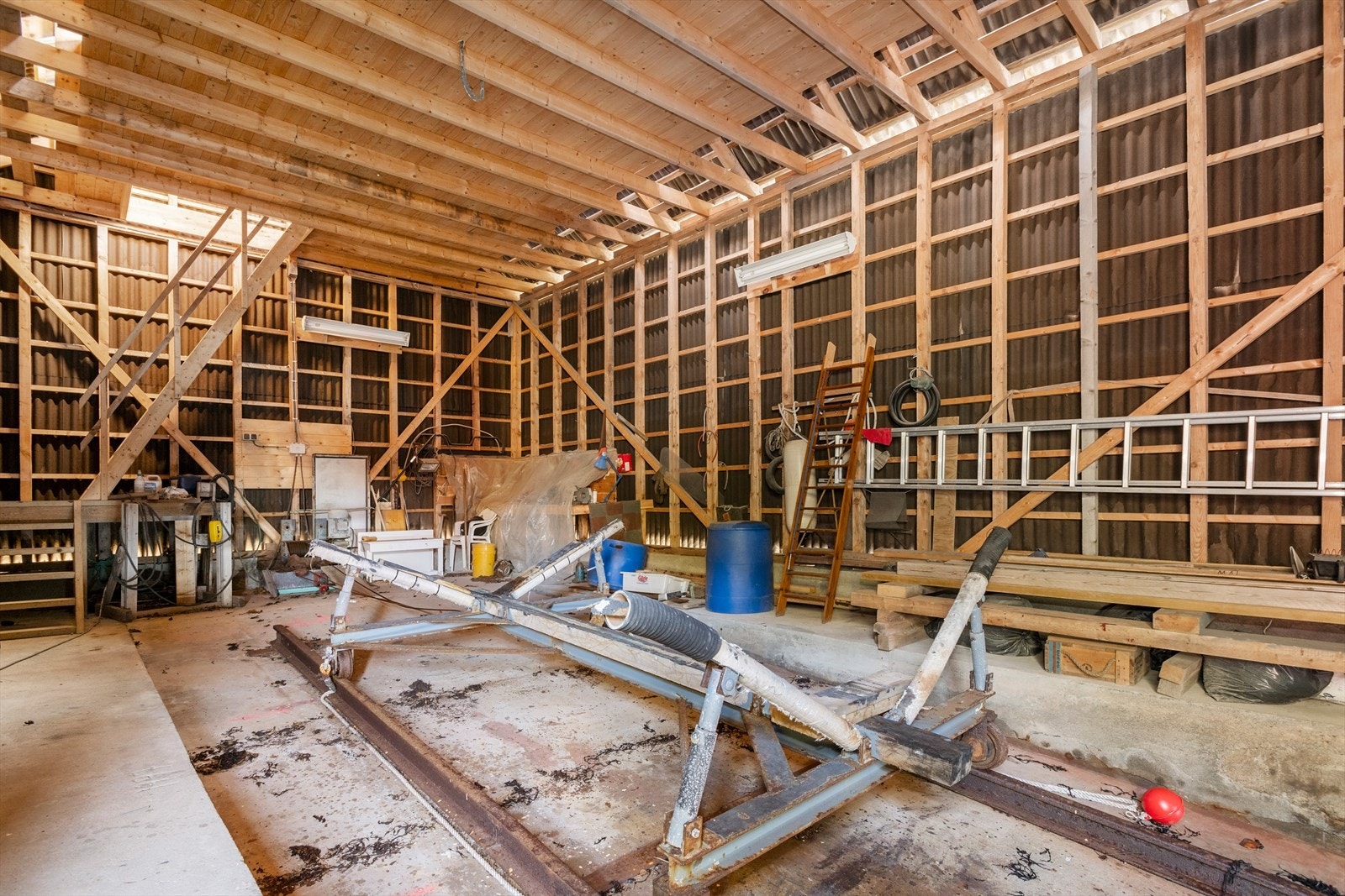 Naust er god vedlikeholdt og utstyrt spel til å dra opp båter med betong dekke også utover i sjøen med skinner. Kraner i tak er ekstra forsterket på gulv og til sperr på loft. Område rundt er planert og med god plass. Bygget har innlagt vann og strøm. Galleribilde