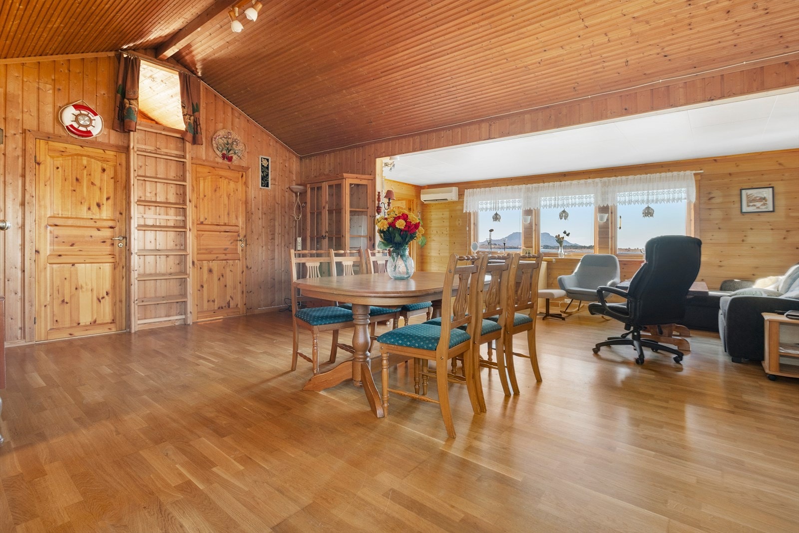 Fra kjøkken er det også åpen løsning mot stue Galleribilde