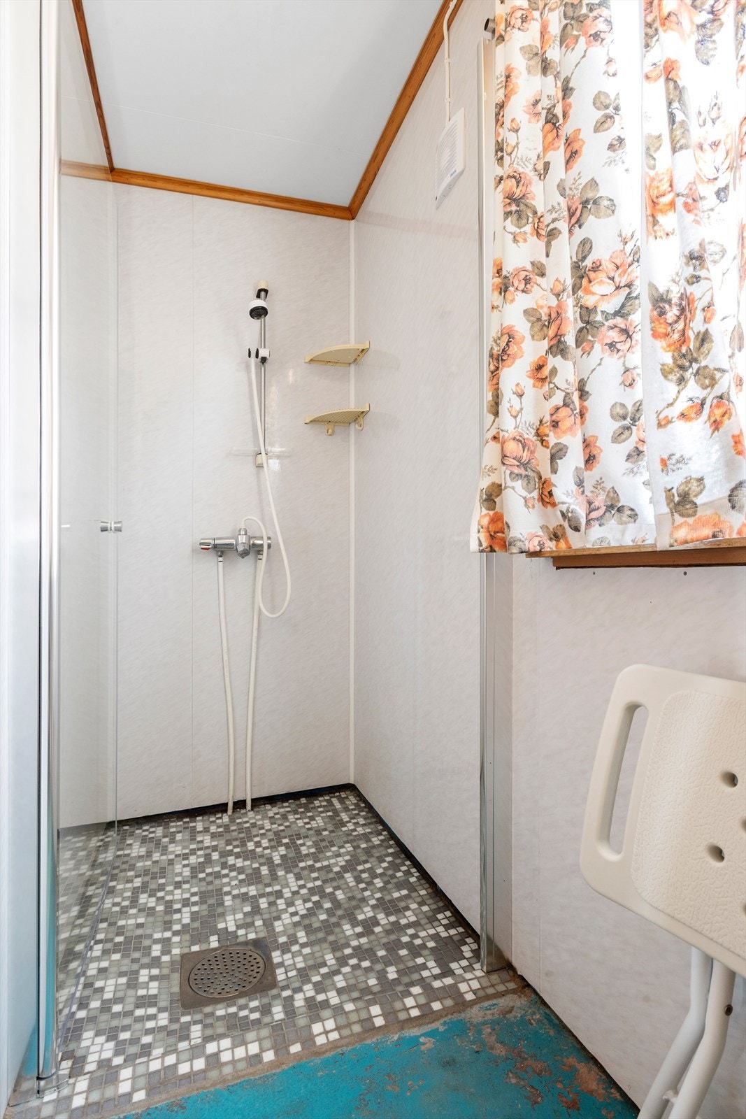 Dusjrom med mosaikkfliser og baderomsplate på vegg. Dusj avdeles med glassvegg Galleribilde