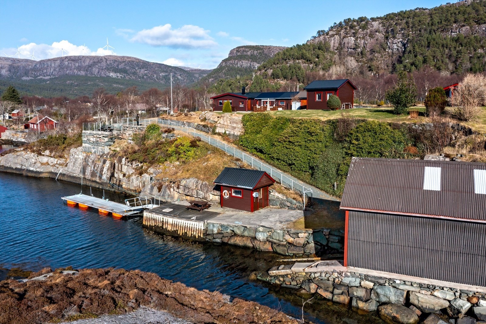 Eiendommen består av 2 parseller som samlet utgjør litt over 3 mål Galleribilde