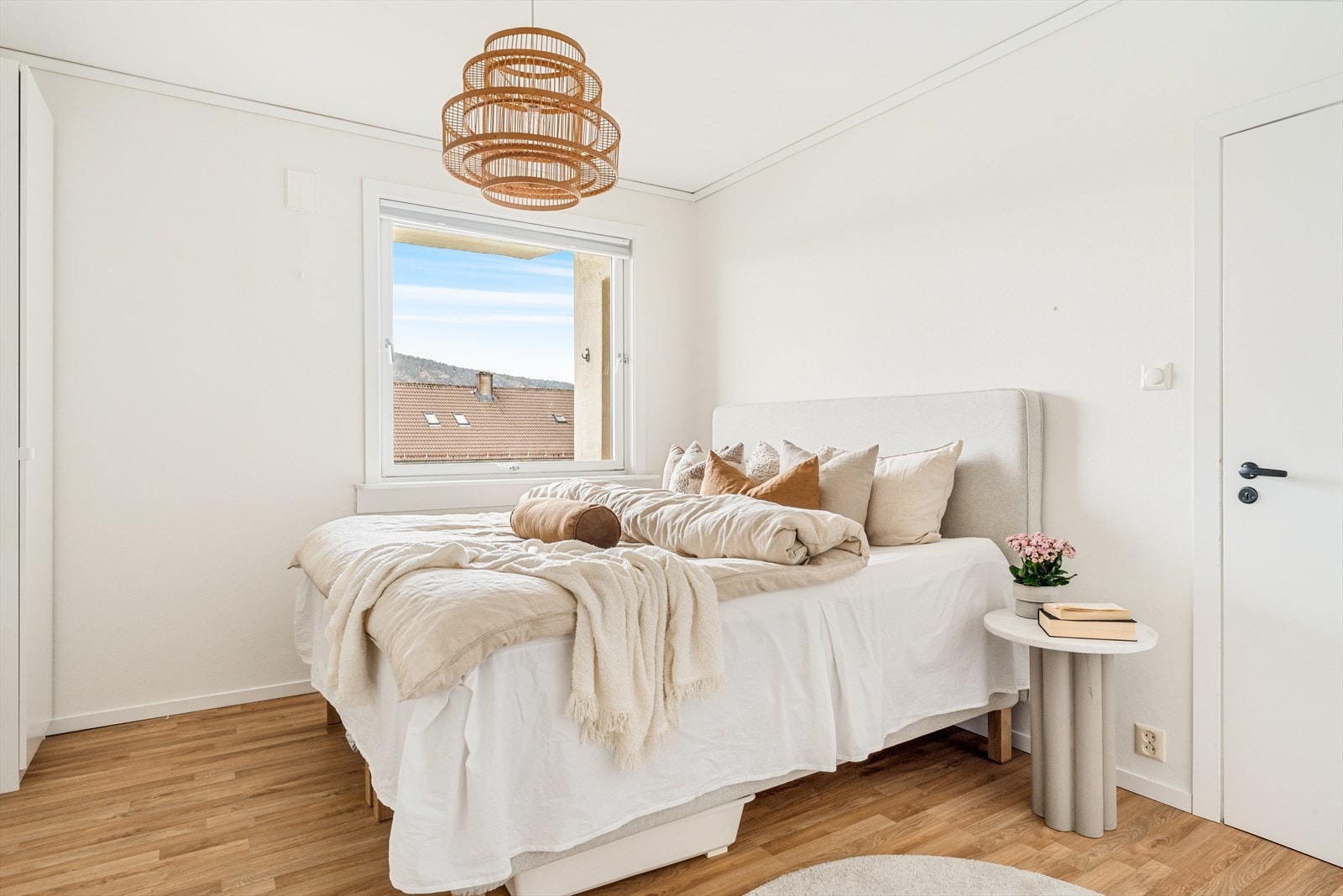 Leiligheten inneholder to delikate soverom som er praktisk anlagt i hver sin ende av leiligheten. Galleribilde