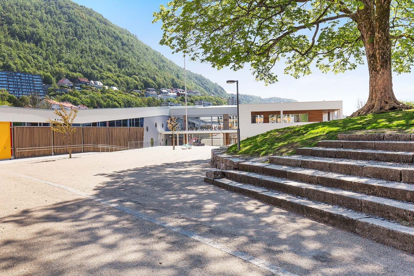 Landås skole ligger også kun en liten spasertur fra leiligheten. Galleribilde