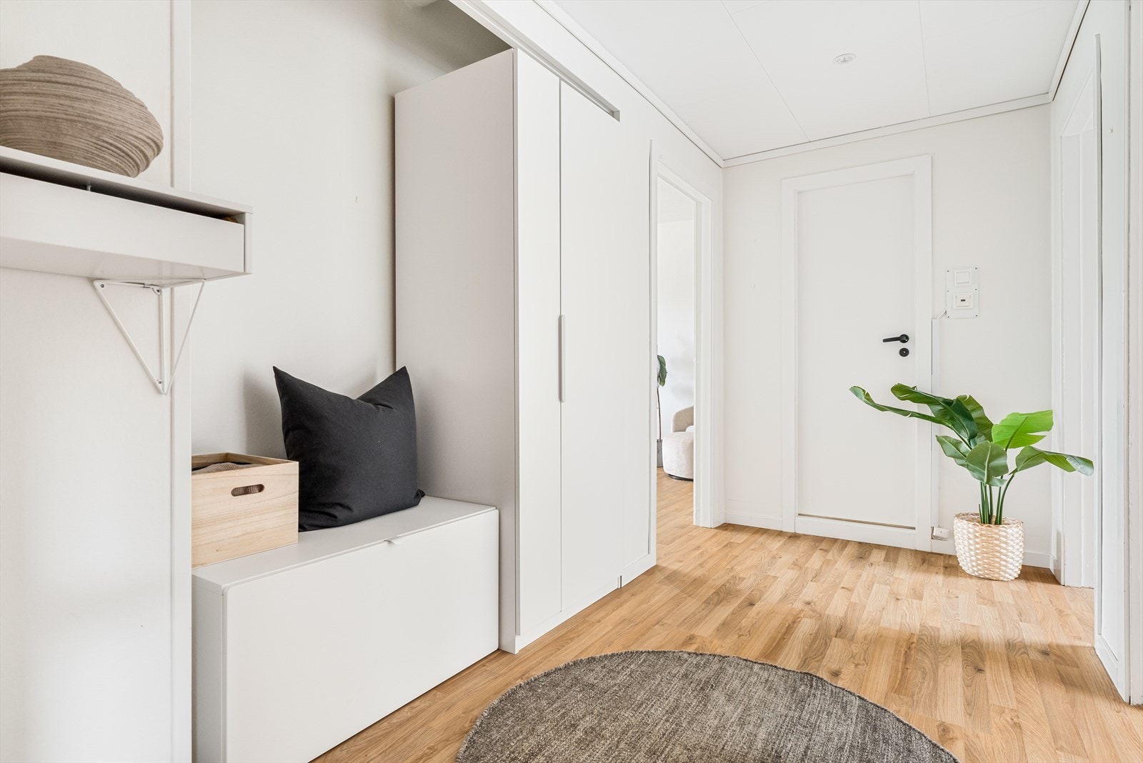 Gangen er romslig og måler hele 7 m². Her er det rikelig med plass til store garderobeskap for jakker og sko. Galleribilde