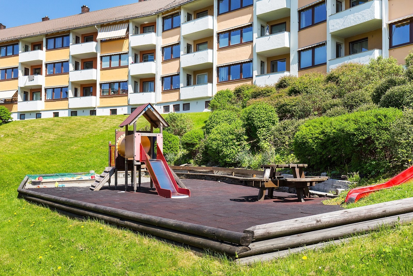 Borettslaget har et hyggelig opparbeidet fellesareal med plen og lekeplass til glede for de minste! Galleribilde