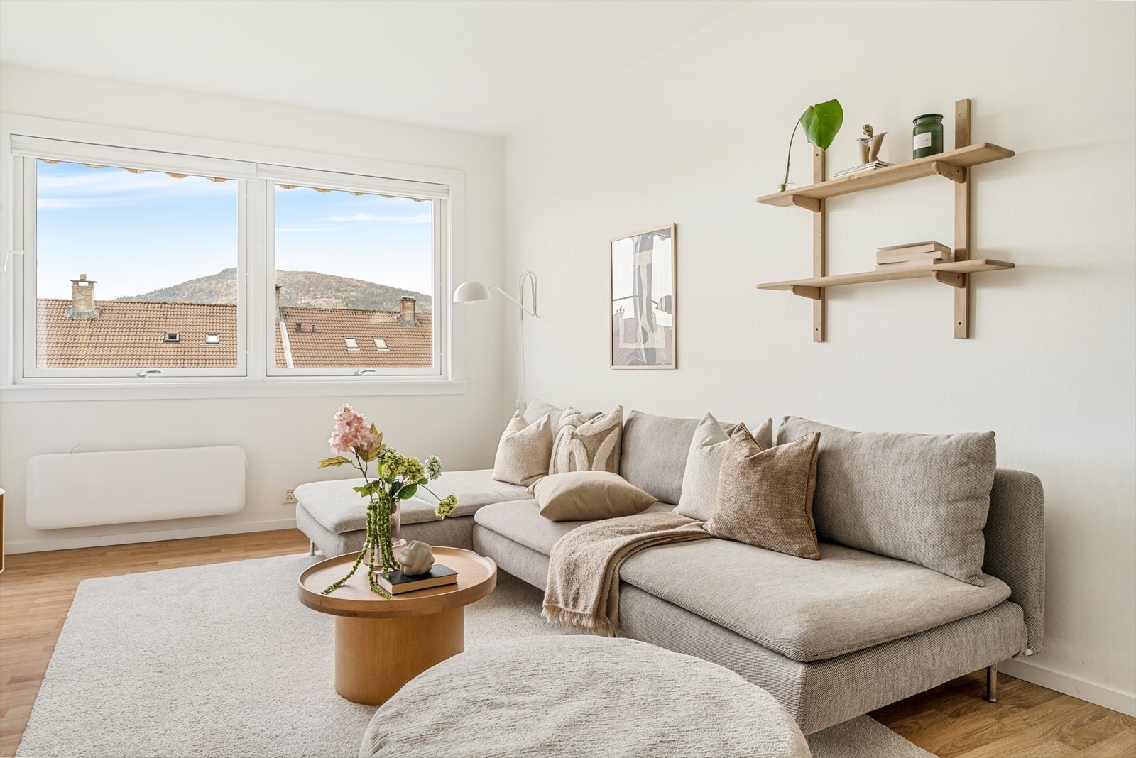 De vestvendte vinduene sørger for rikelig med innslipp av naturlig dagslys og gjør at stuen føles luftig. Det er også montert både innvendig og utvendig solskjerming. Galleribilde