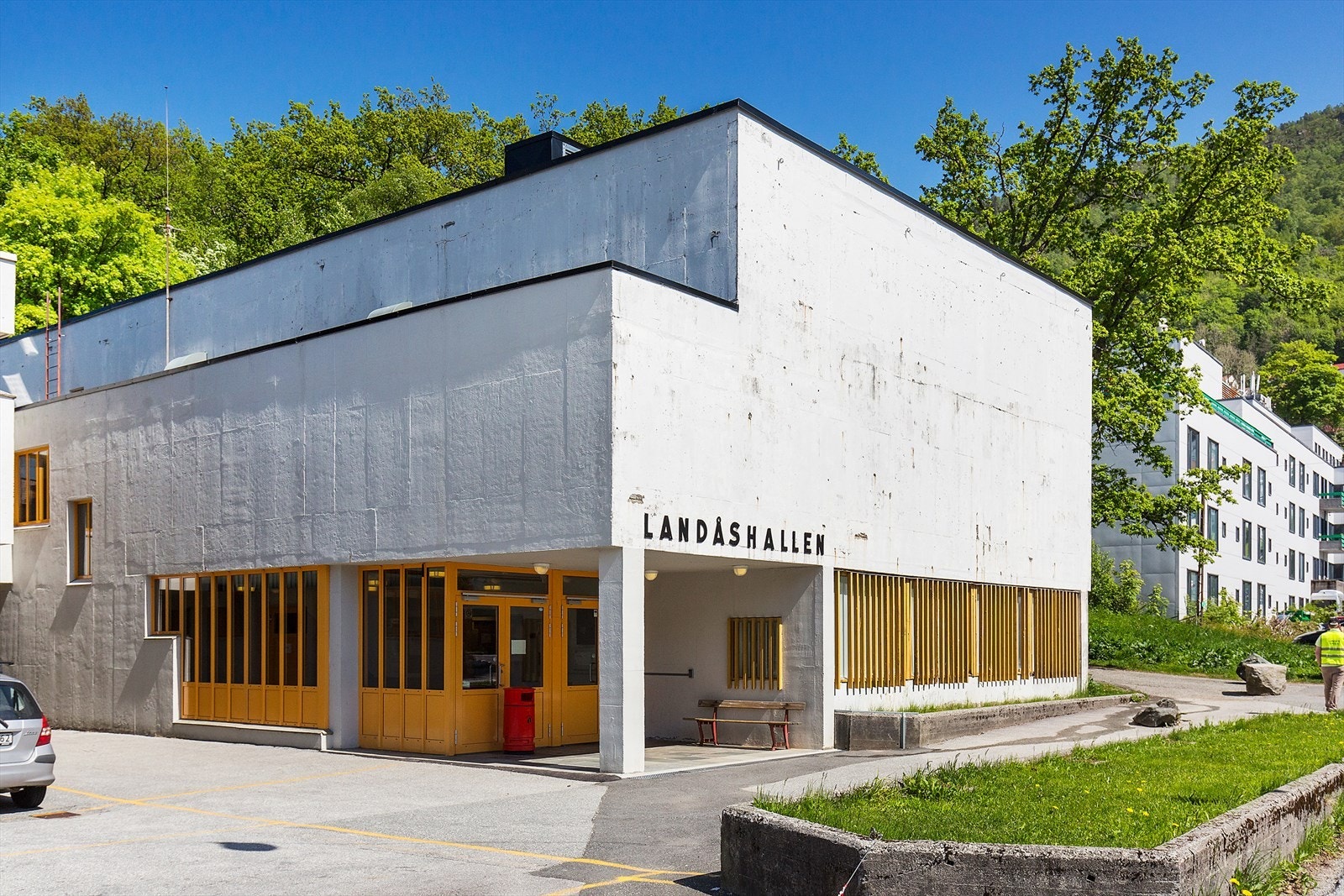 Landåshallen som er en kombinert svømme- og idrettshall ligger kun en kort spasertur fra leiligheten. Det samme gjør Landåsbanen. Galleribilde