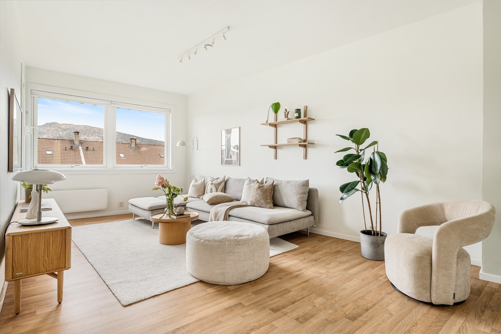 Leiligheten ligger høyt i terrenget med store vindusflater og godt naturlig lysinnslipp! Galleribilde