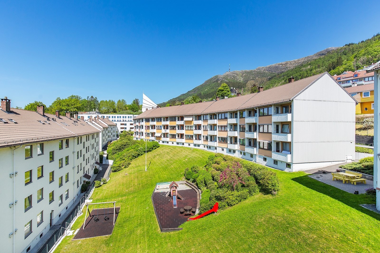 Landås Borettslag ligger i et naturskjønt og sentrumsnært området, mer nærhet til det meste av servicetilbud og fasiliteter, gode kollektivforbindelser, samt flotte turmuligheter. Galleribilde