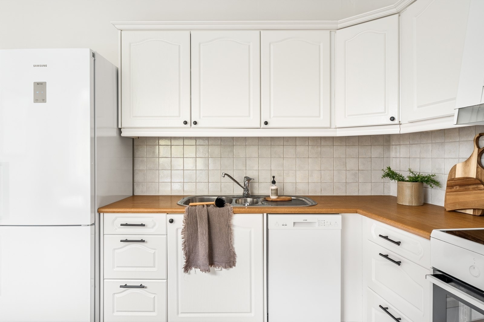 Hvitevarer på kjøkken følger handelen. Galleribilde