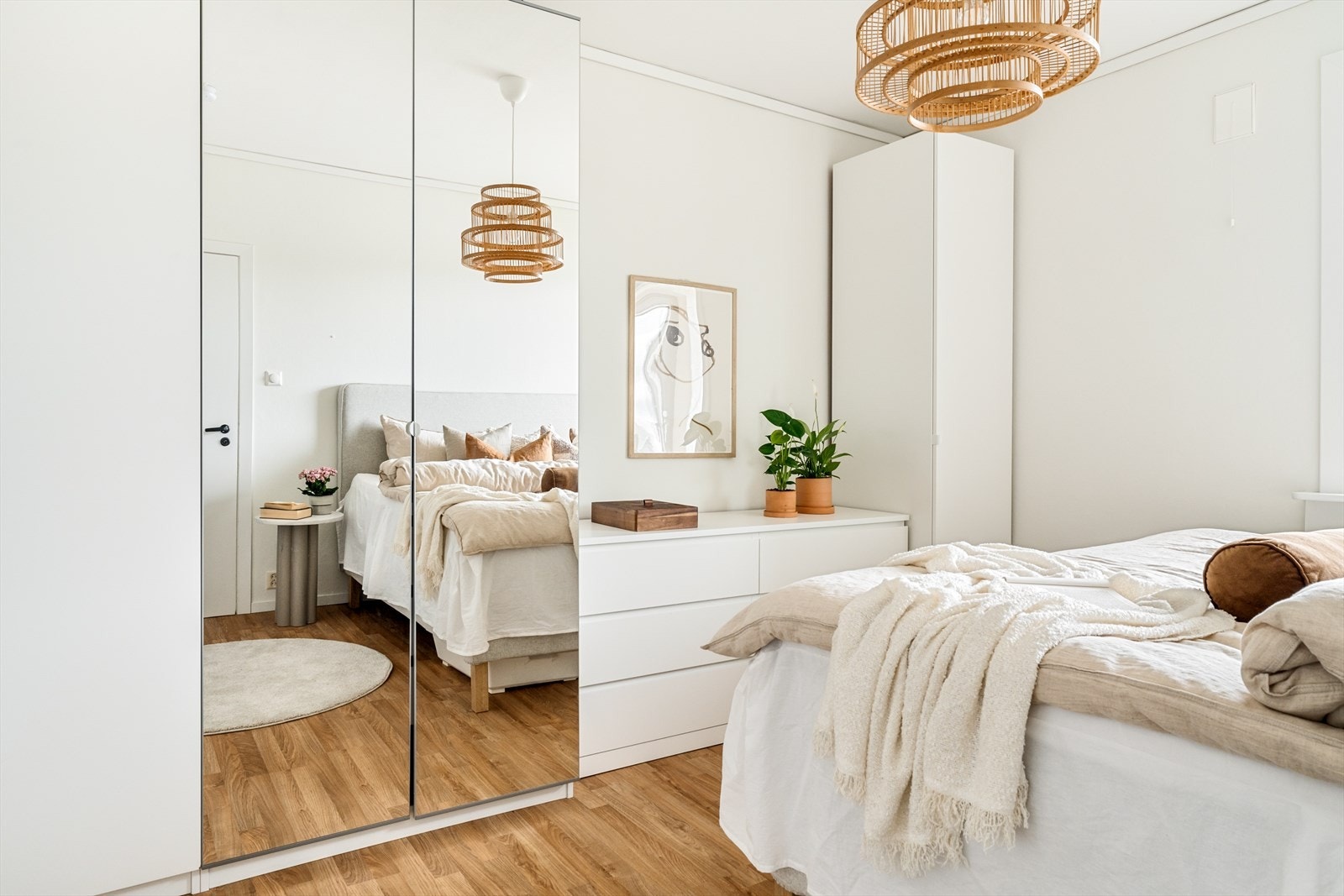 Her har du rikelig med plass til stor dobbeltseng, samt annet ønskelig soveromsmøblement. Galleribilde