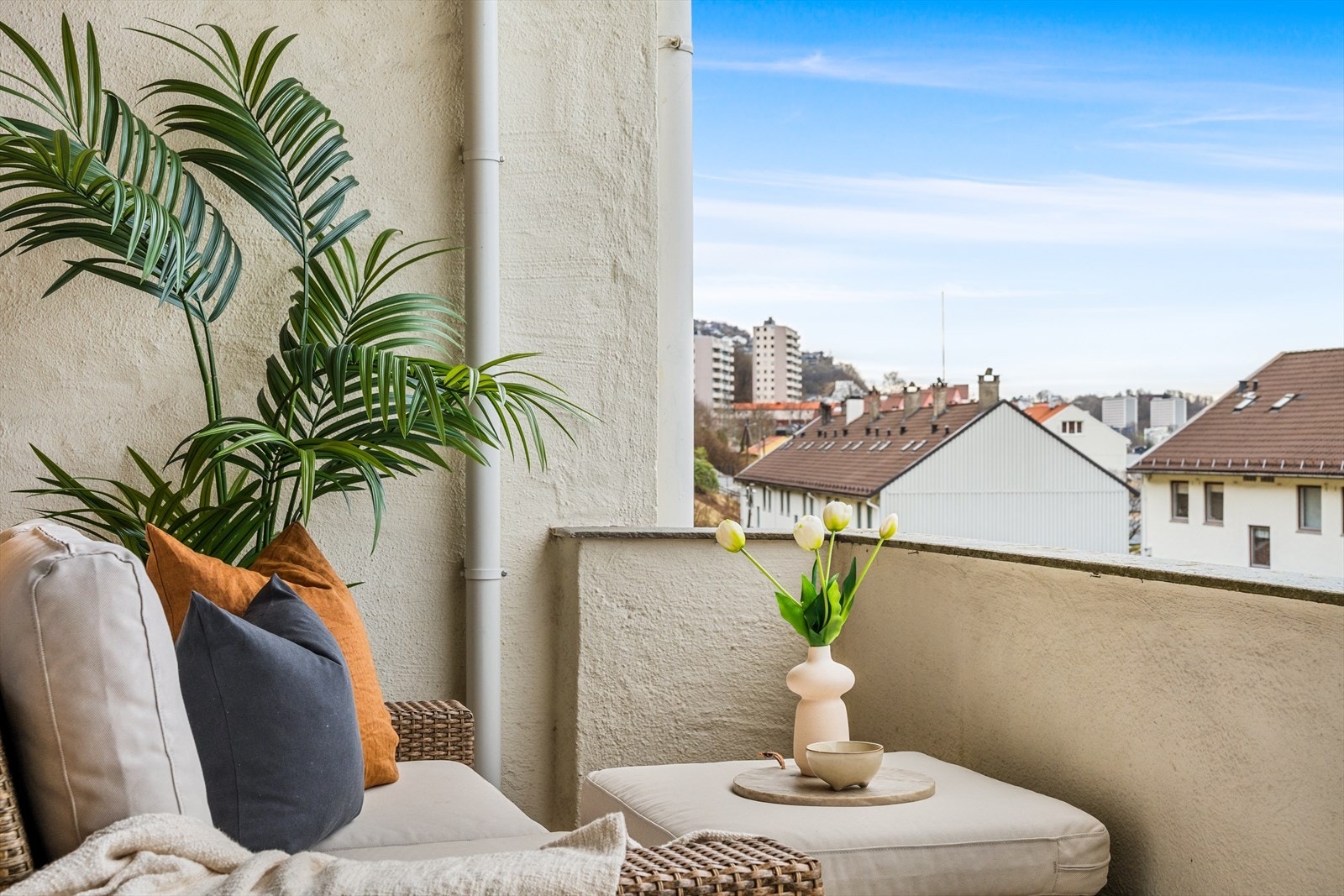 Her kan varme sommerdager og den deilige ettermiddags solen nytes, perfekt etter jobb, eller for besøk på fine dager. Galleribilde