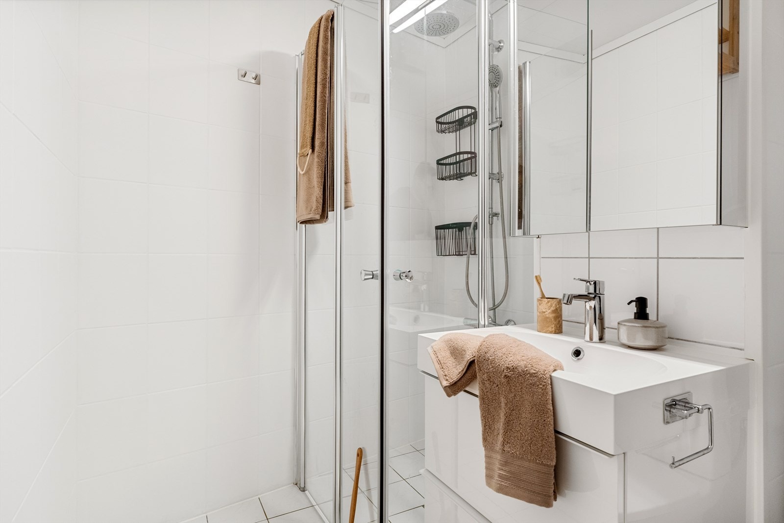 Bad/vaskerom har en stilren utførelse og måler 4,3 m². Galleribilde