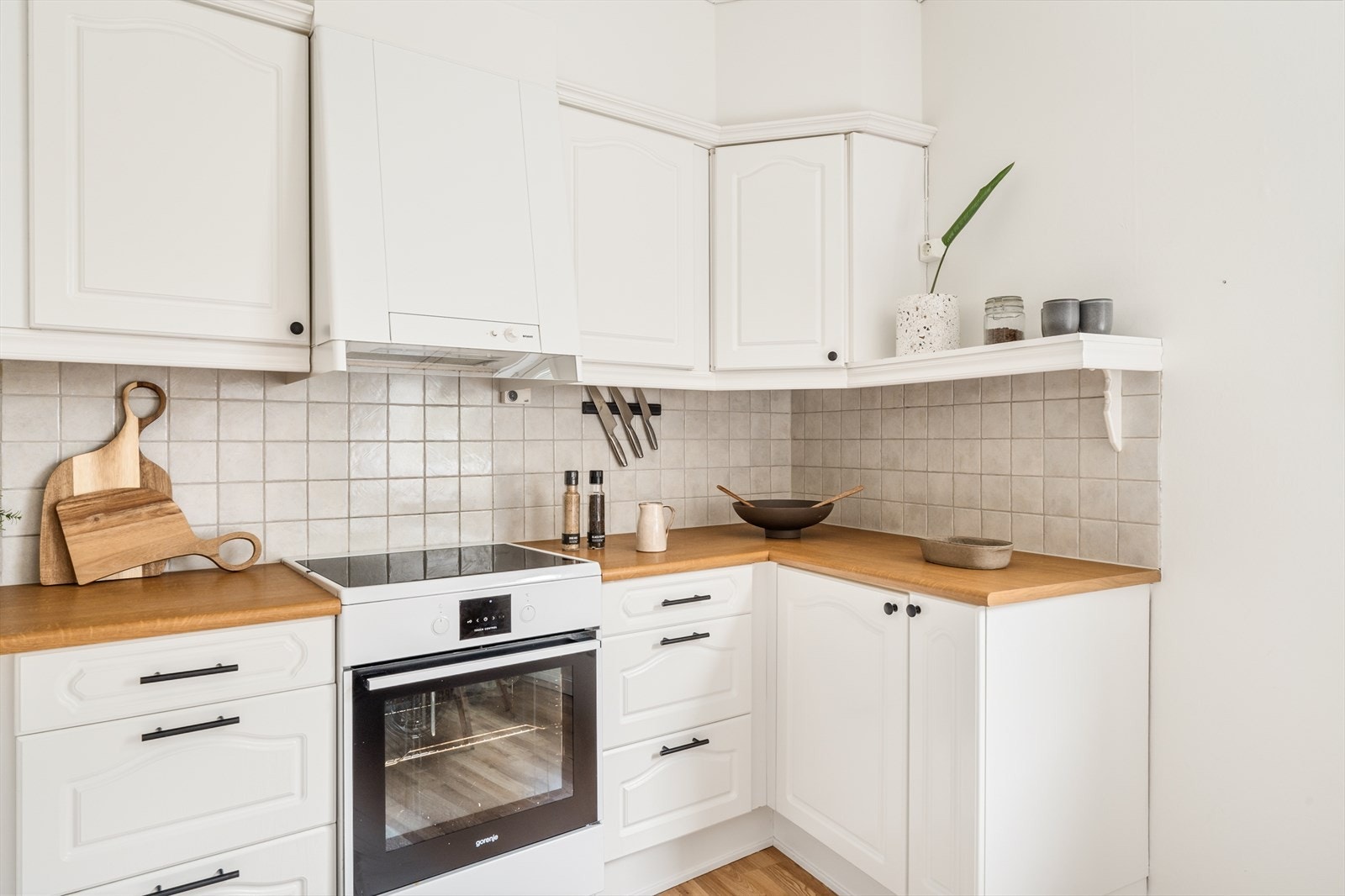 Rikelig med skap og benkeplass gjør dette til et hyggelig kjøkken å kokkelere på. Galleribilde