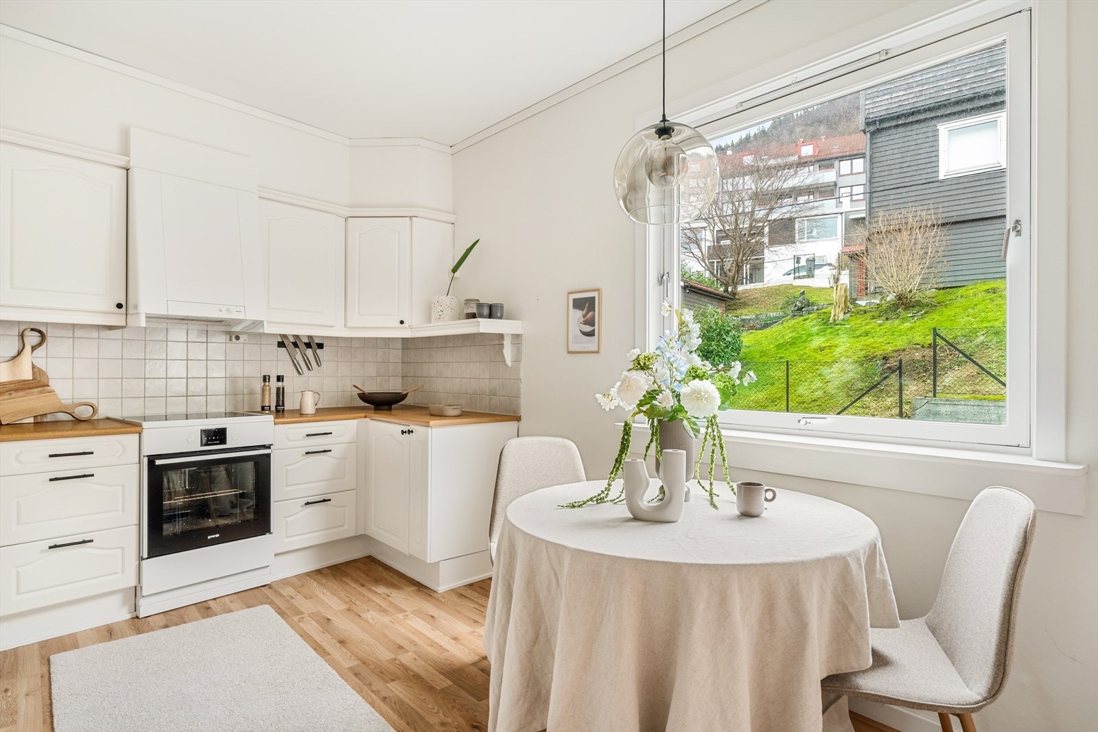 Hyggelig kjøkken på ca. 12 m². Her er det god plass til stort spisebord med mulighet for studiekrok, middagsselskap eller morgenkaffe. Galleribilde