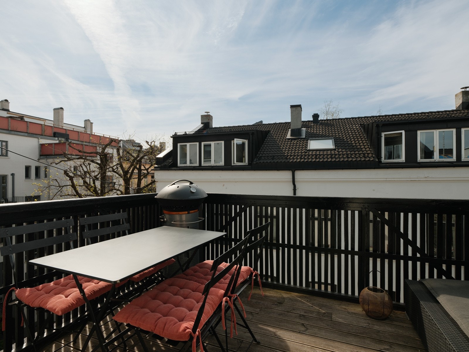 Felles og solrik balkong i samme bygg. De aller fleste i borettslaget har egen uteplass, og denne er dermed lite brukt av øvrige beboere Galleribilde