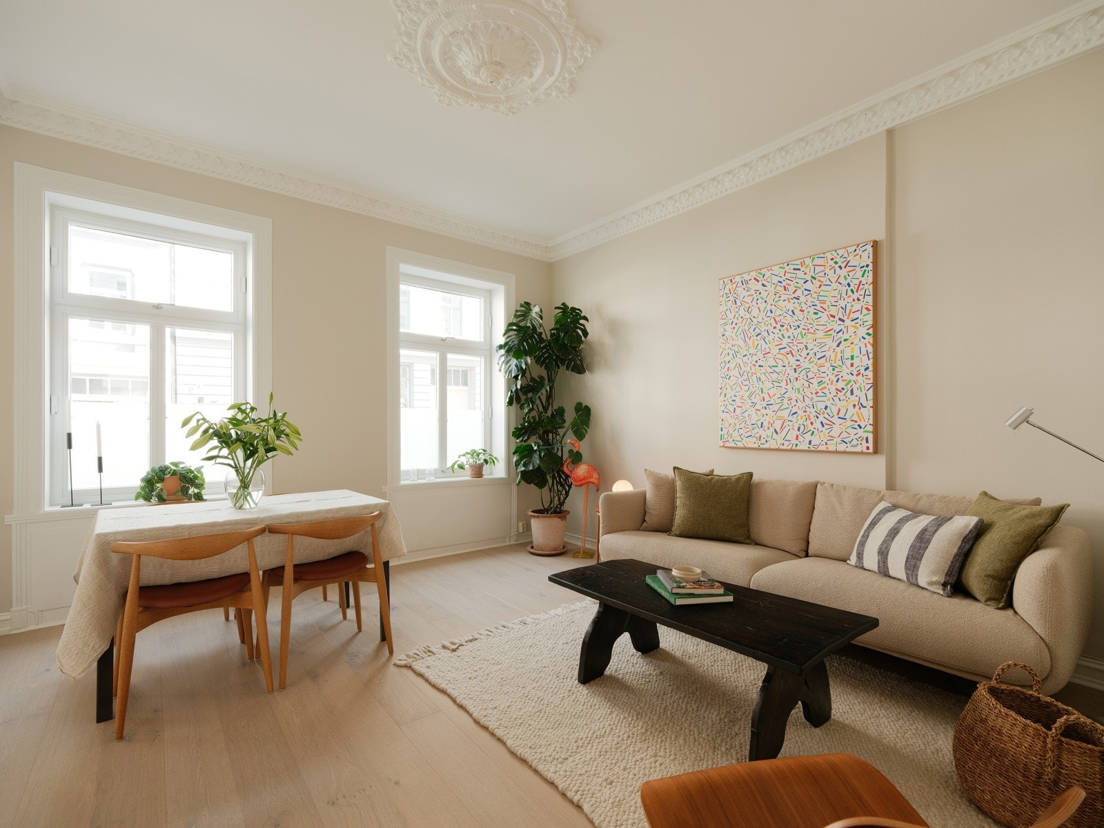 Stuen er nylig pusset opp med nytt parkettgulv og maling Galleribilde