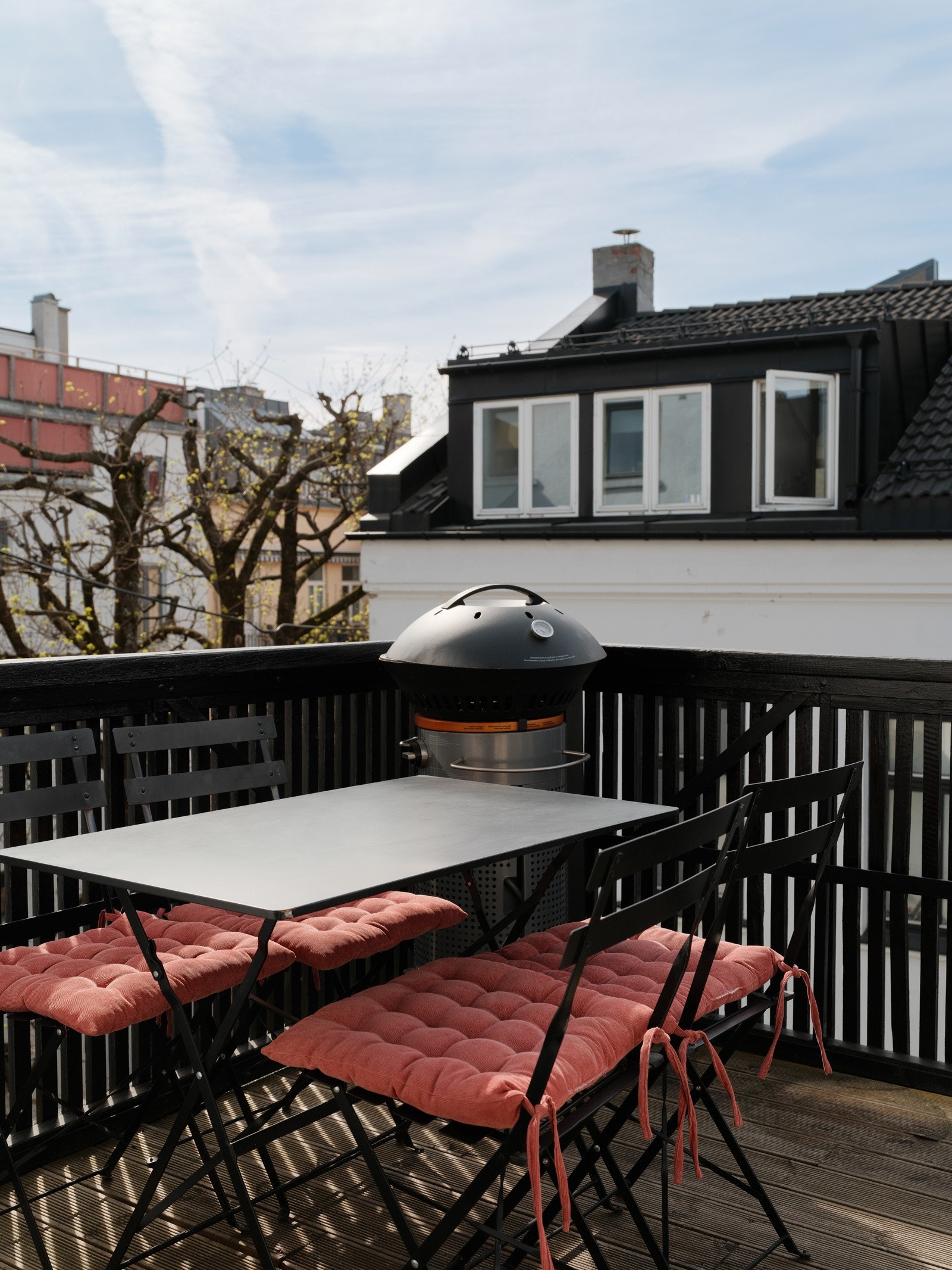 I fjerde etasje finnes en felles balkong for beboere med grill og møbler. Her er det sol fra morgen til ca. 20:00 midtsommer Galleribilde