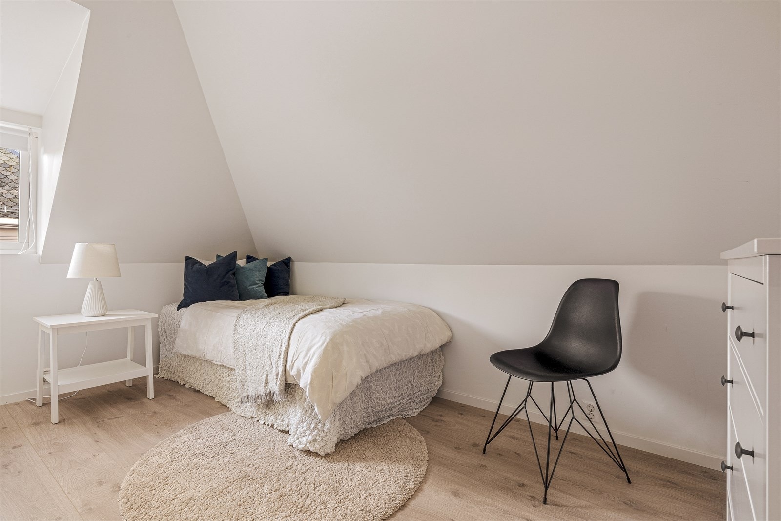 Her er det god plass til både seng og garderobeløsninger Galleribilde