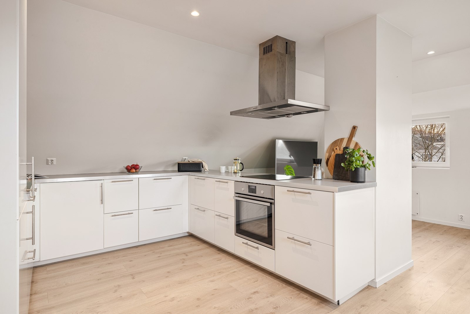 Kjøkkenet er oppgradert i 2018 og har moderne, hvite fronter Galleribilde