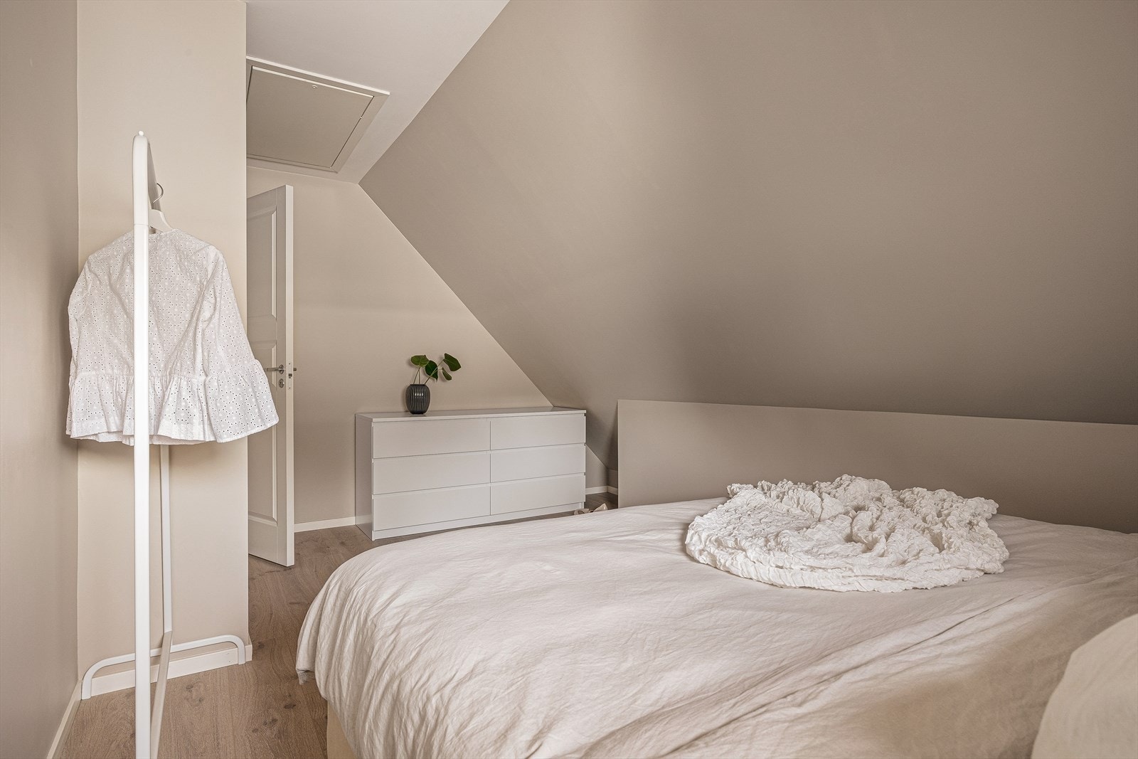 Soverommene har lyse, slette overflater og pent laminatgulv Galleribilde