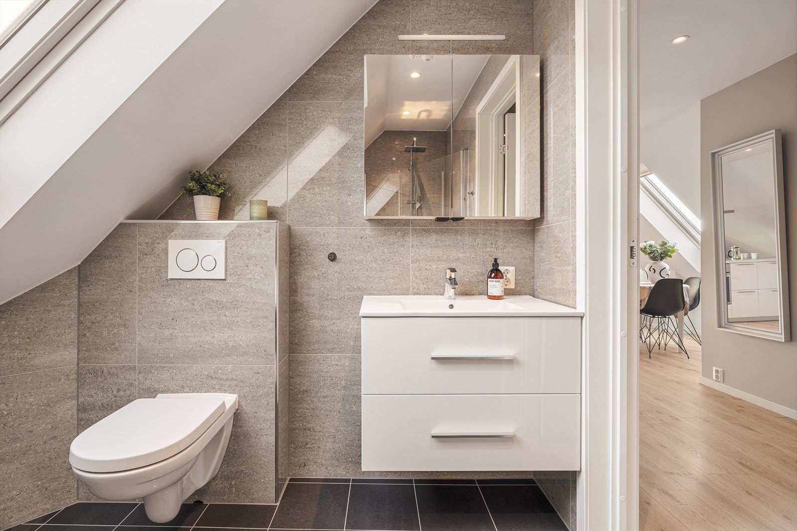 Det er utstyrt med fliser både på gulv og vegger, varmekabler i gulvet og innfelte spotlights i taket Galleribilde