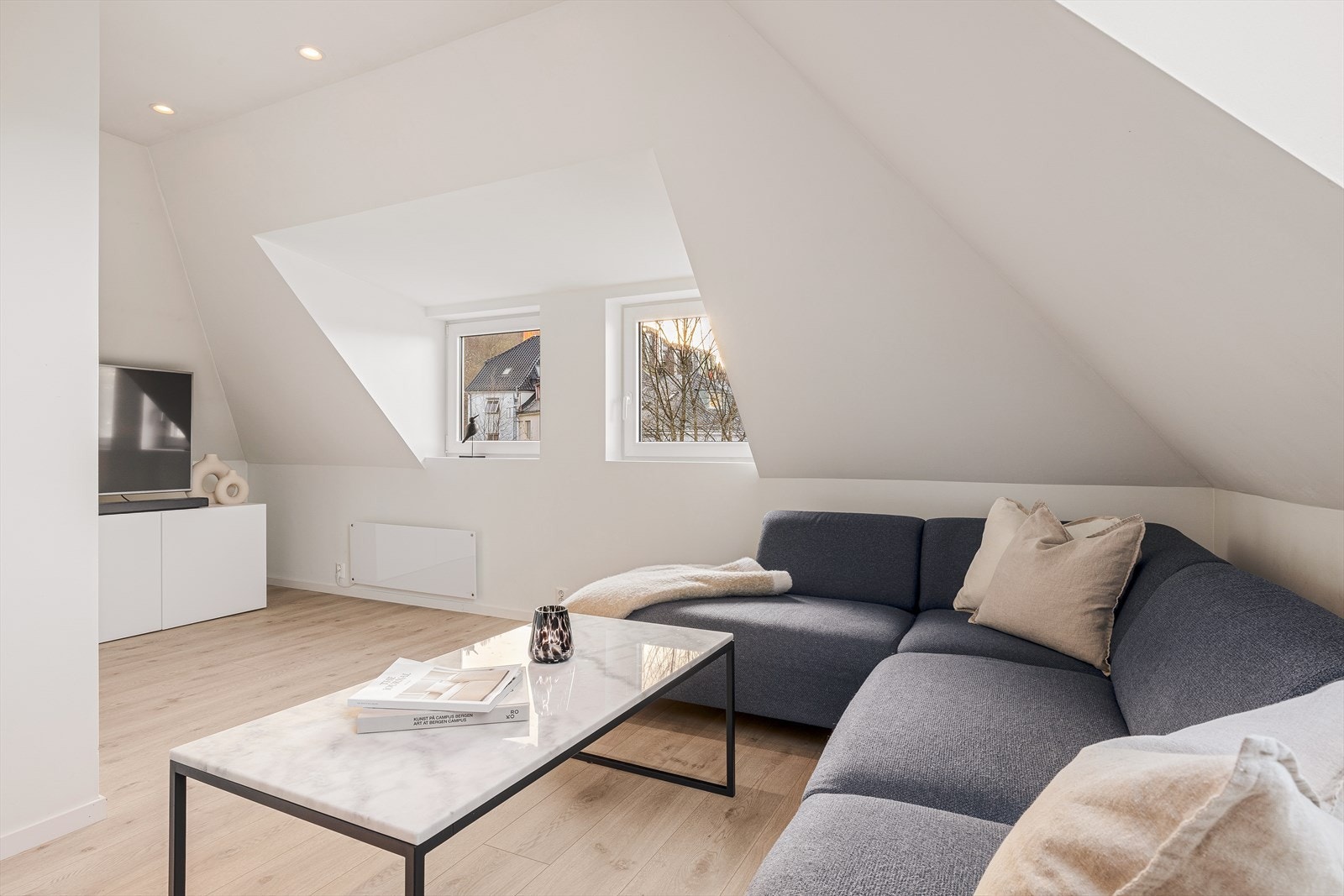 Stuen har en åpen og moderne løsning Galleribilde