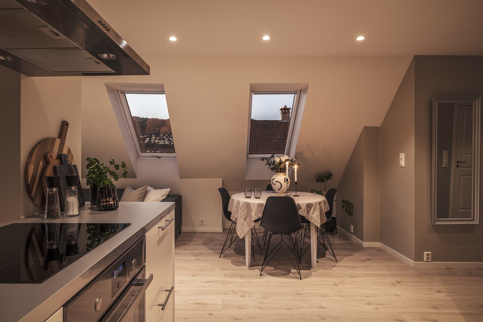 Hyggelig kveldsstemning i stue/kjøkken Galleribilde