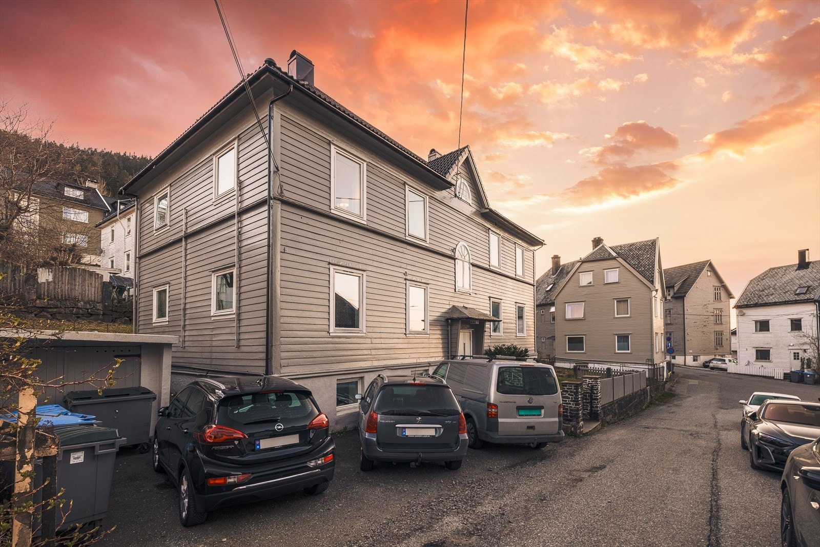 Med et gulvareal på 75 kvm og en praktisk planløsning, passer leiligheten perfekt for deg som søker komfort og kvalitet Galleribilde