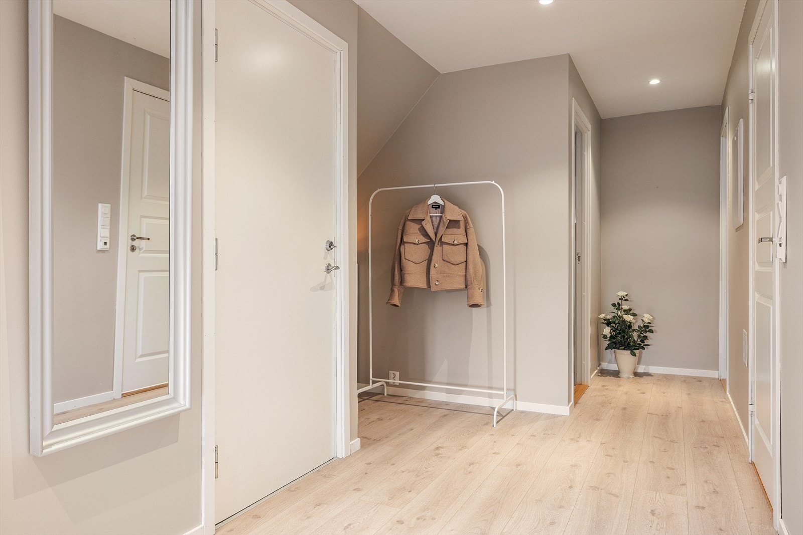 Du ønskes velkommen av en romslig og lys gang, som naturlig leder videre til resten av boligen Galleribilde