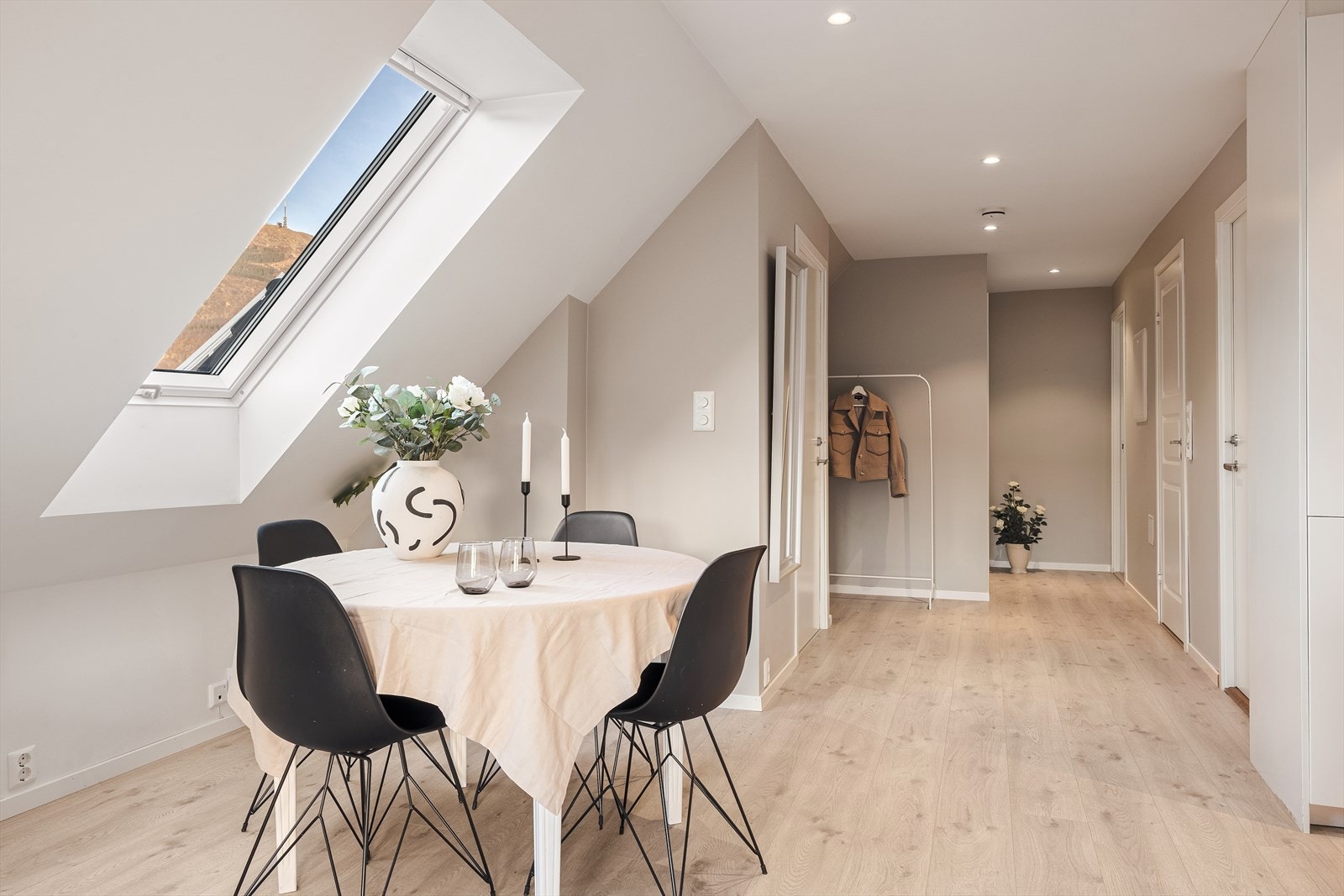 Leiligheten ble ombygget og modernisert i 2017/2018, og fremstår med en gjennomgående høy standard på alle overflater og innredning Galleribilde