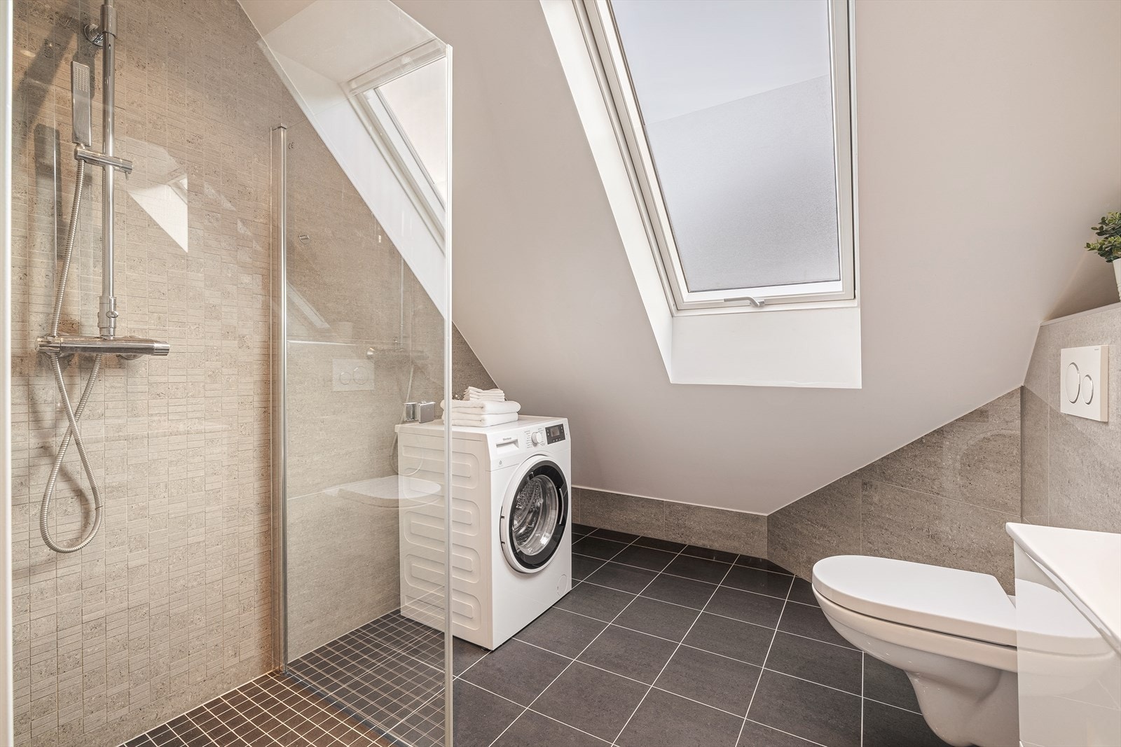 Baderommet er lyst, romslig og ble oppgradert i 2018. Her er også opplegg for vaskemaskin Galleribilde