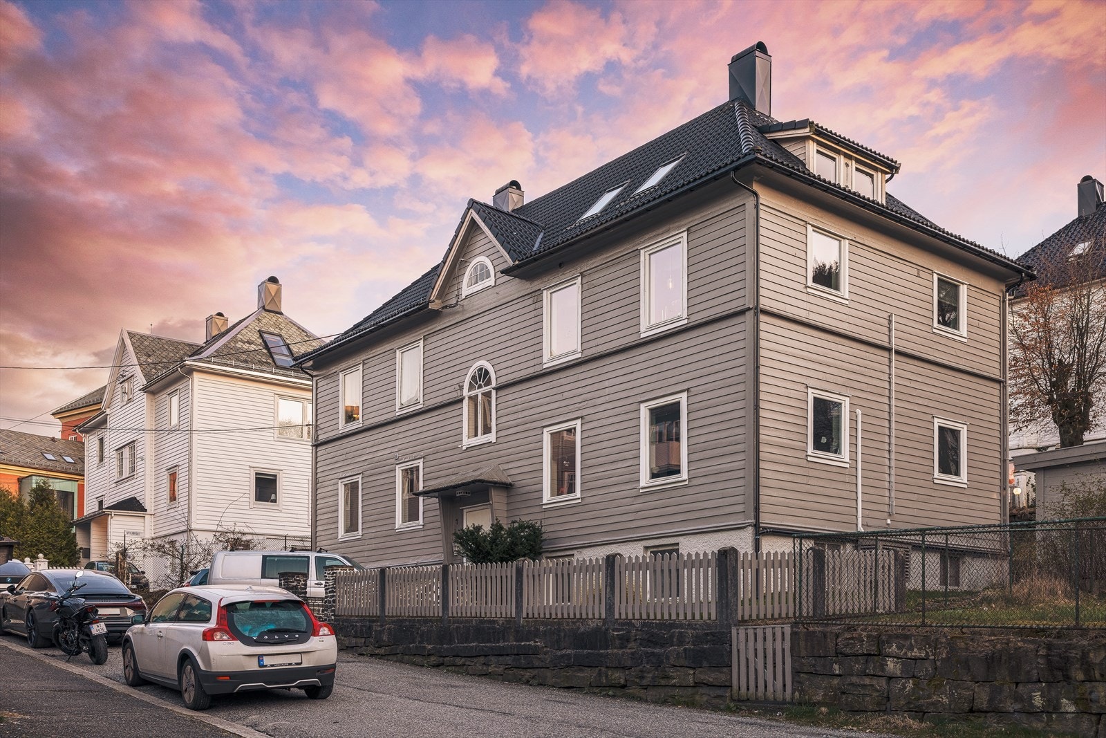 Leiligheten er plassert i byggets toppetasje (3. etasje) med adkomst via felles trappeoppgang Galleribilde