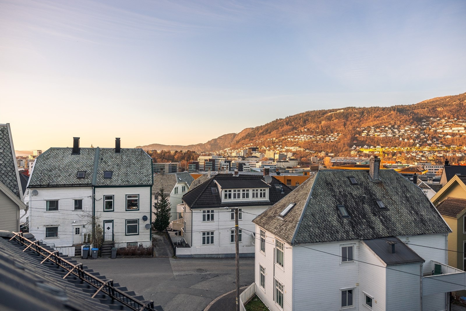 Boligen ligger meget sentralt til med gangavstand til Bergen sentrum, og nydelig utsikt over nærområdet Galleribilde