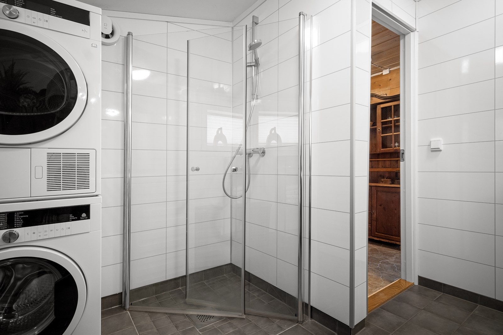 Dusjhjørne med innfellbare dører Galleribilde