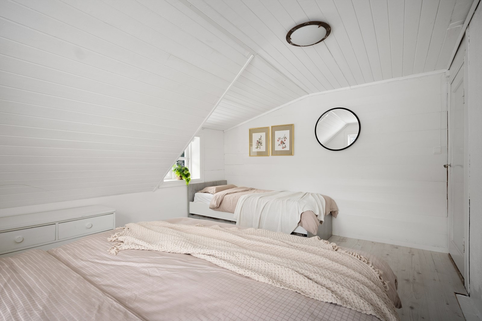 Innredet med to senger for ekstra plass Galleribilde