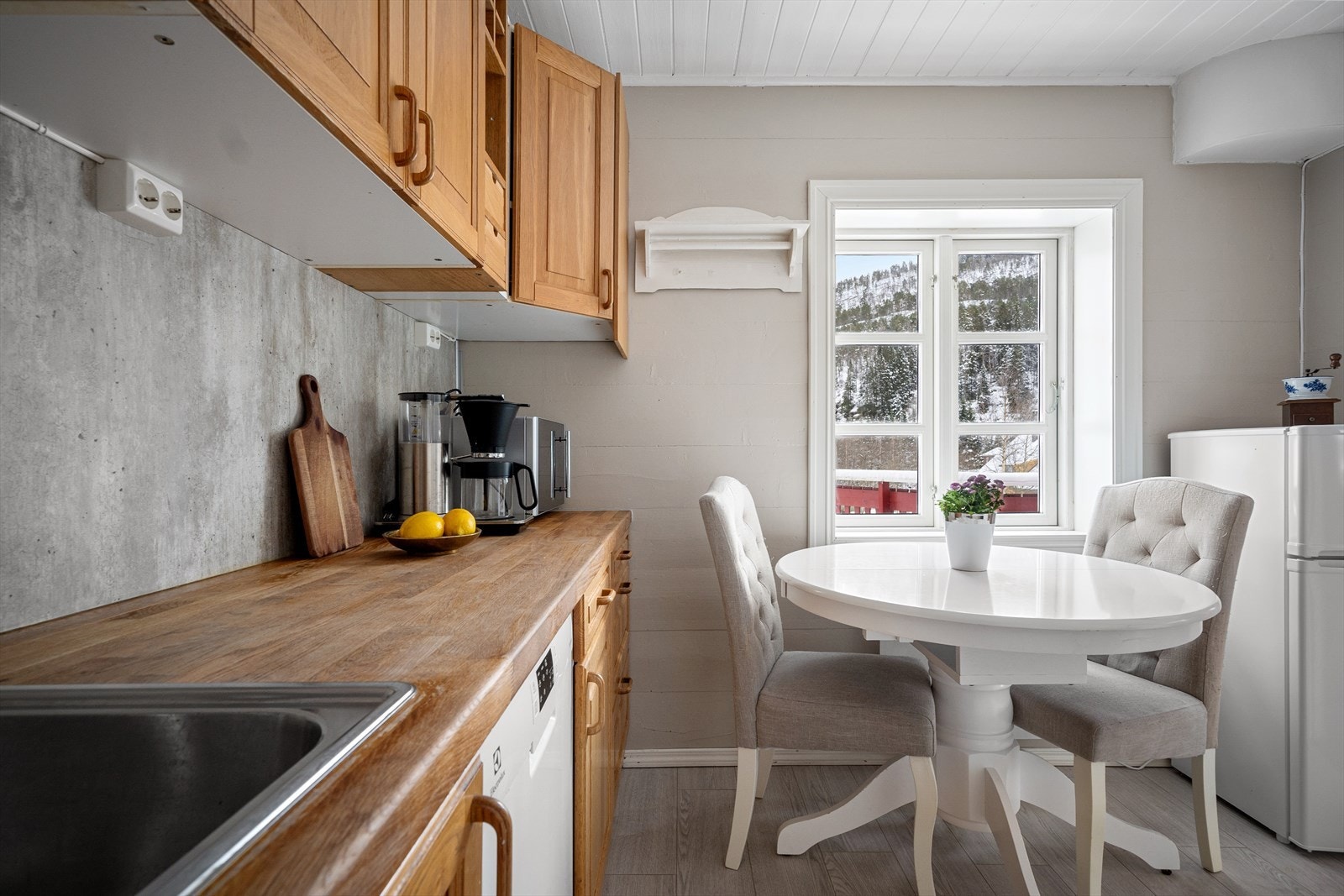 På kjøkkenet er det plass til frokostbord Galleribilde