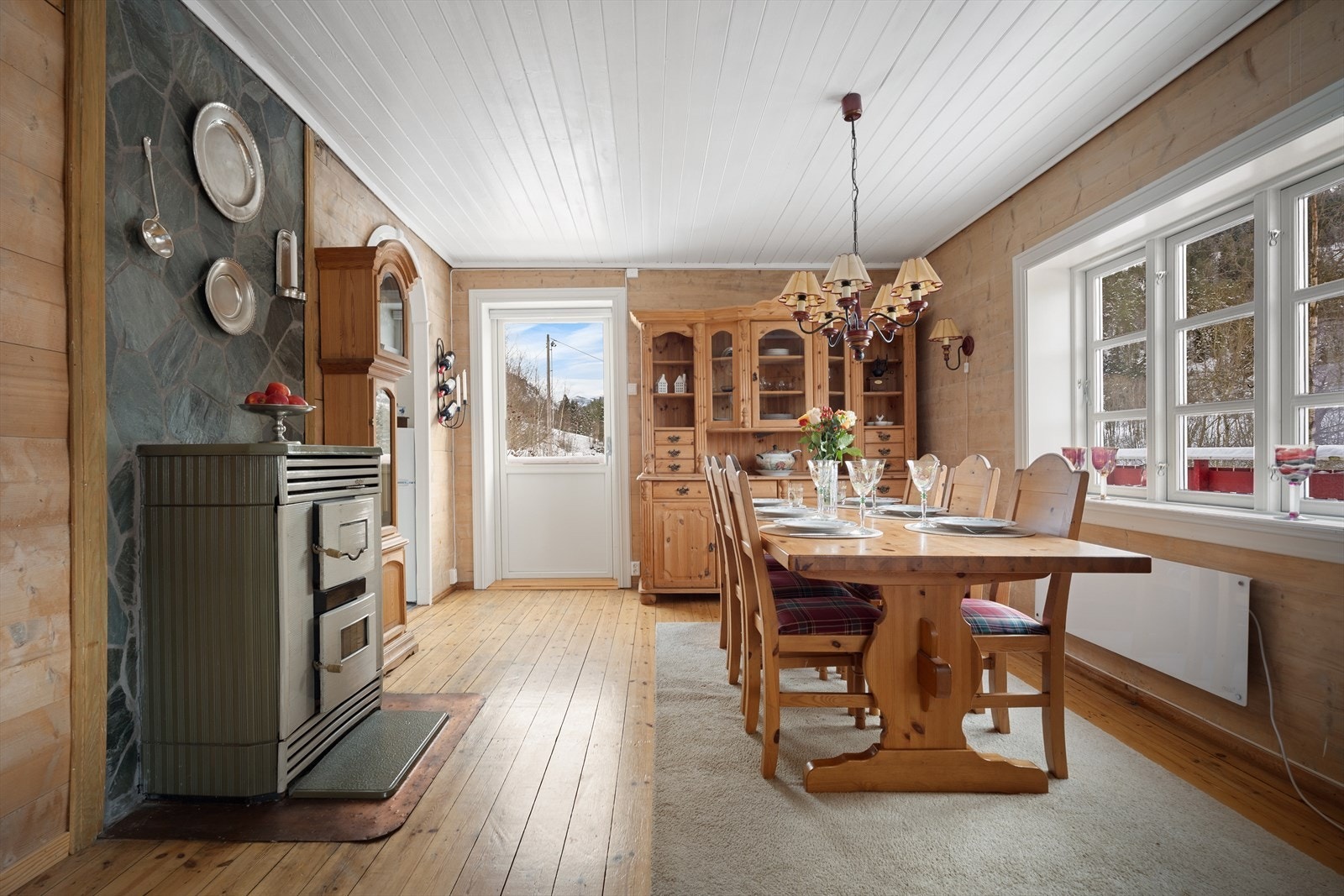 Spisestuen har utgang til veranda Galleribilde